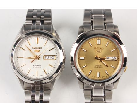 A Seiko 5 Automatic stainless steel gentleman's bracelet wristwatch with signed jewelled movement, the signed white dial with