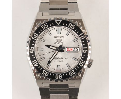 A Seiko 5 Sports Automatic 100m Water Resist stainless steel gentleman's bracelet wristwatch, Ref. SNZD65K1, with signed jewe