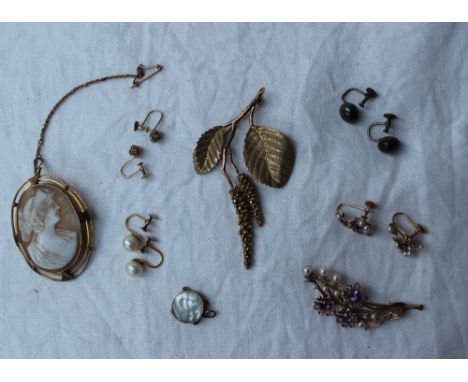 A 9ct gold brooch in the form of catkin's and leaves, approximately 11 grams, together with a 9ct gold amethyst and seed pear
