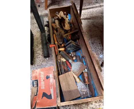 WOODEN CRATE WITH MISC OLD HAND TOOLS &amp; A PARAMO NO. 60 CARPENTERS VICE