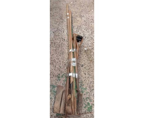 AN ASSORTMENT OF GARDEN TOOLS, SPADES, FORKS, RAKES ETC