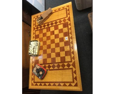 MODERN INLAID WOODEN GAMES TABLE WITH INSET CHESS &amp; CRIBBAGE BOARD WITH DOMINO'S, CHESS &amp; DRAFTS PIECES