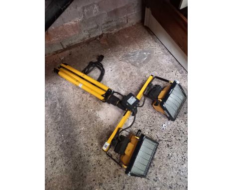 INDUSTRIAL STYLE TRIPOD LAMP STAND WITH 2 LAMPS, NEEDS ATTENTION