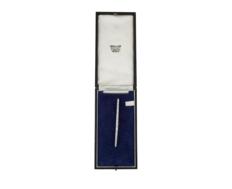 AN EARLY 20TH CENTURY DIAMOND-SET BAR BROOCH, CIRCA 1900Formed as a row of old brilliant-cut diamonds, the whole within a mil