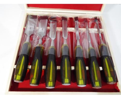 A wooden storage box containing seven piece deluxe chisel set with 60 crv blade, unused. Estimate £20 - £30 - This lot MUST b