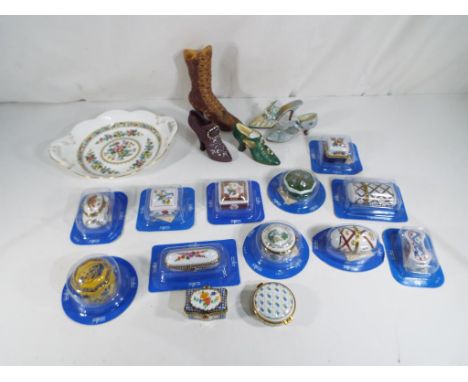 A good lot to include thirteen Del Prado ceramic trinket boxes predominantly i original packaging, five miniature Collectors 