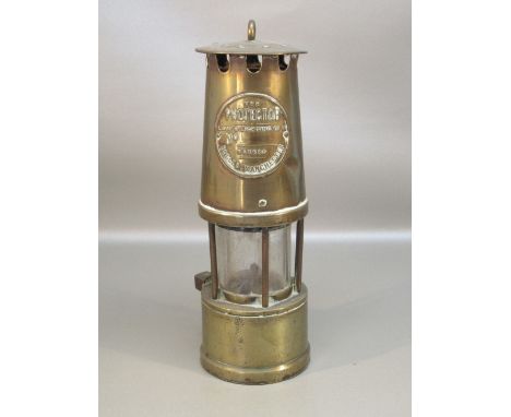 THE PROTECTOR BRASS MINER'S LAMP BY LAMP AND LIGHTING Co. Ltd, BECCLES & MANCHESTER (H: 26cm)