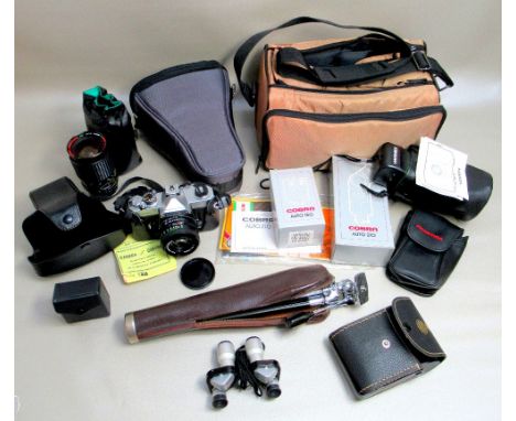 FUJICA STX-1 35mm FILM CAMERA WITH 55mm F2.2 LENS, ORIGINAL CASE AND MANUAL TOGETHER WITH COBRA AUTO 150 AND AITO 210 FLASHES