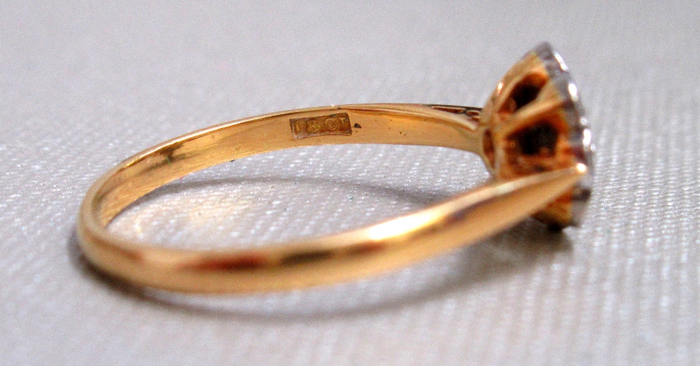 18ct GOLD RING STAMPED 'BRAVINGTONS' WITH A STAR AND SCALLOPED DESIGN SET NINE SMALL DIAMONDS, (A