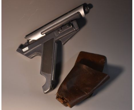 Props - Star Trek Enterprise - Episode, Fallen Hero,  a Mazarite Captain's phaser pistol, made for use by John Rubenstein, so