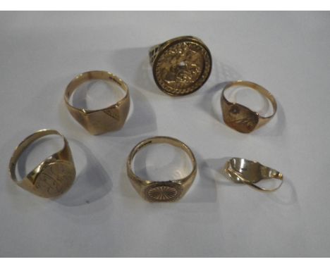 A COLLECTION OF RINGS, to include a 9ct yellow gold signet ring (def) 