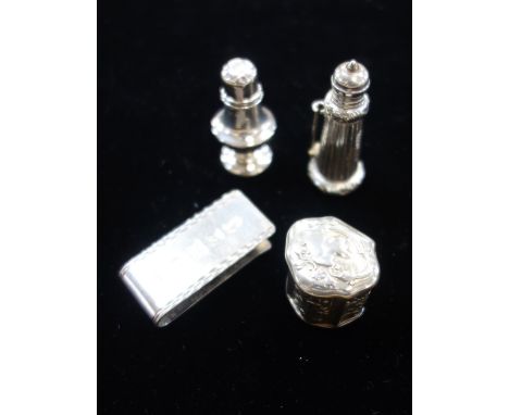 A CONTEMPORARY SILVER MONEY CLIP, a miniature silver salt, continental silver patch box and a brooch (c. 2.1oz) (4)