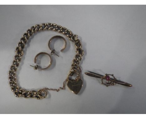 A 9CT YELLOW GOLD CHAIN LINK BRACELET with padlock clasp, a pair of 9ct yellow gold hoop earrings and a bar brooch (3)
