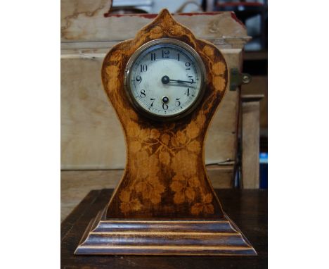 AN EDWARDIAN MANTEL CLOCK, 27cm high