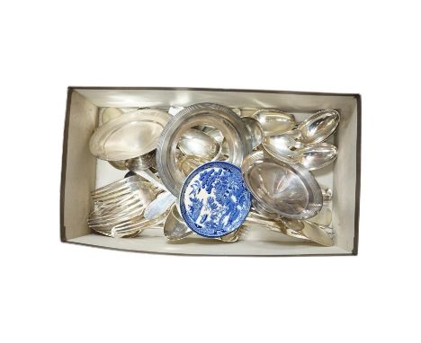 A part canteen of George V silver Hanovarian rat-tail flatware by Francis Stebbings, London, 1915, comprising twenty nine ite
