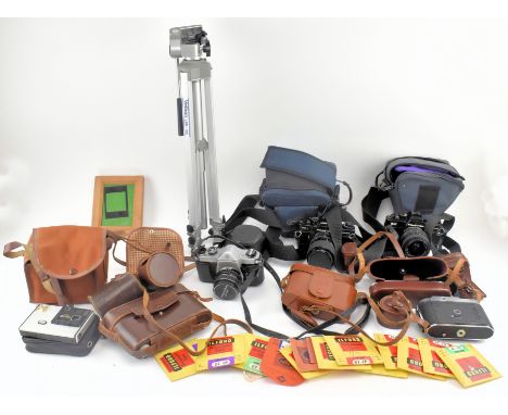 Cameras, lenses &amp; accessories. A collection of vintage 20th century cameras &amp; camera accessories. The lot to include 
