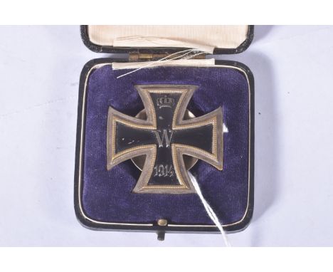 A FIRST CLASS 1914 GERMAN IRON CROSS IN A FITTED CASE, this cross has a screw back fastener and has a magnetic core, there is
