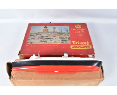 A BOXED TRIANG RAILWAYS OO GAUGE PASSENGER TRAIN SET, No.RO, comprising Princess class locomotive and tender 'Princess Elizab