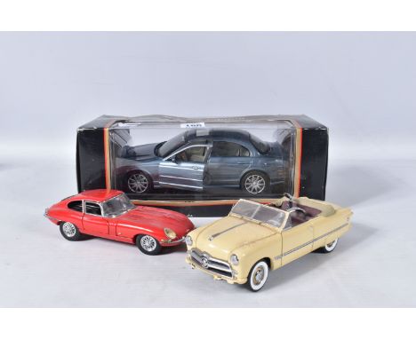 AN UNBOXED FRANKLIN MINT DIECAST 1961 JAGUAR E-TYPE, 1:24 scale, missing n/s headlamp glass but otherwise appears complete an