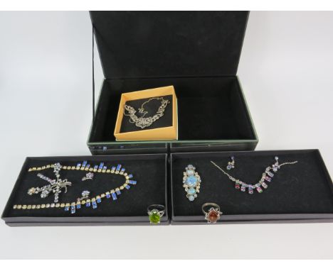Mirrored jewellery box and a selection of vintage costume jewellery.