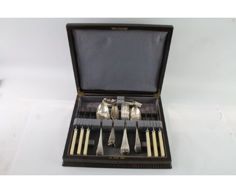Antique Silver Plate Cutlery Set 40 Piece Wooden Canteen 3467g Items are in vintage condition Signs of age and wear please se