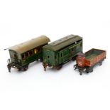 3 Märklin Wagen, Spur 0, darunter 1807 und 1732, 1 Dach nicht passend, 1 x Radsätze fehlend, tw LS/