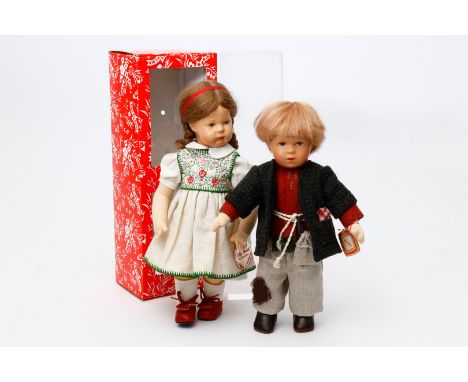 2 KÄTHE KRUSE Puppen, neuere Produktion, 32 und 35 cm, je mit Original-Etikett, original bekleidet, 1 kleiner Abrieb an einer
