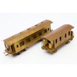 2 Personenwagen, Spur 0, Messing, ein Dach lose, Alterungsspuren, L 18/31, Z 3