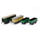 3 Güter und 1 Personenwagen, Spur 0, darunter 2 Hornby Niederbordwagen und AS Tucherbrauerei, tw