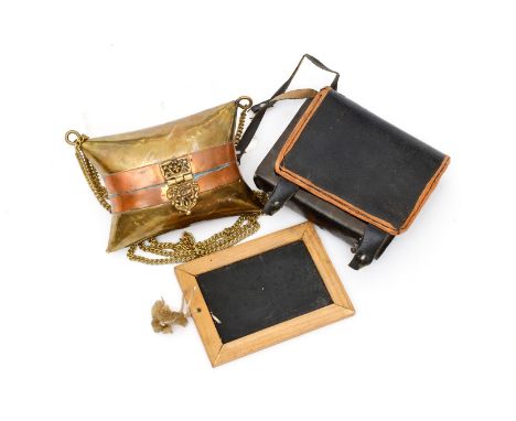 Sehr schöne Puppen-Tasche, dazu Puppen-Schultasche mit Schultafel und Griffelkasten, Taschenbreite 9.5 und 10 cm, 1 Griff feh