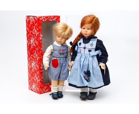 2 KÄTHE KRUSE Puppen, neuere Produktion, 34 und 40 cm, je mit Original-Etikett, original bekleidet, dazu 1 OK