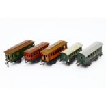 4 Bing/Bub Personenwagen und ein Gepäckwagen, Spur 0, LS, tw besch., Z 3-4