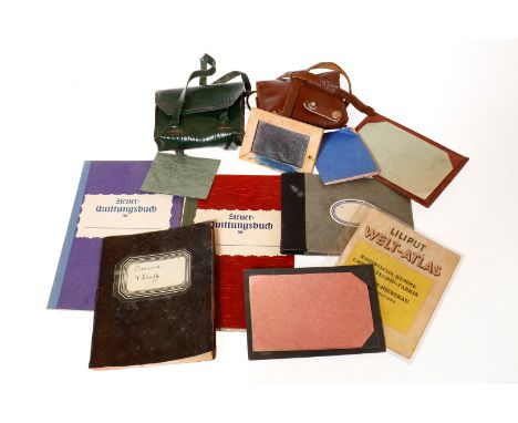 Konv. Zubehör für eine Puppenschule, darunter 2 Schultaschen, 1 Käthe-Kruse Schultaschen, B 9 cm, dazu versch. Hefte