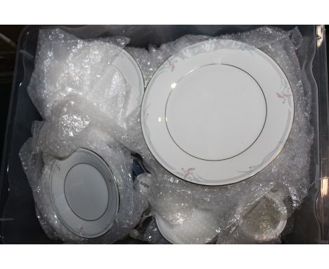 Royal Doulton Carnation pattern tea and dinner service (qty) 