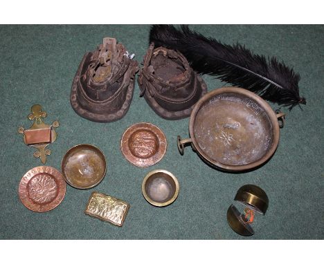 Works of art, to include a brass bowl, wall fittings, feathers, horse shoes, snuff box,  brass objects, etc, (qty)