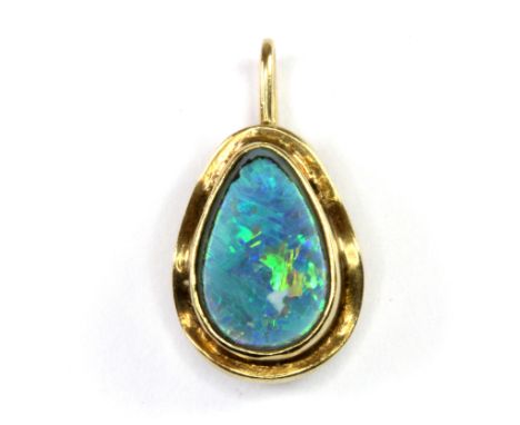 A 9ct yellow gold (stamped 9ct) opal triplet pendant, L. 1.8cm.