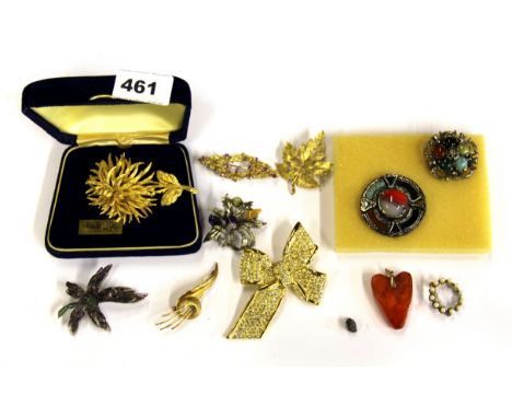 A quantity of mixed vintage brooches.