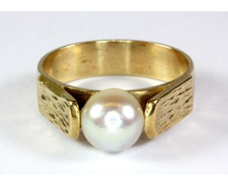 A 9ct yellow gold (stamped 9ct) pearl set ring (M), (approx. 5gr).