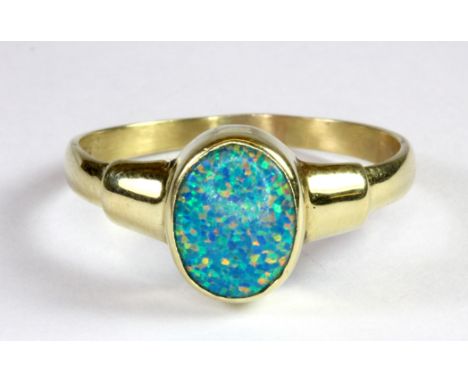 A yellow metal (tested 14ct gold) opal doublet ring (W.5).