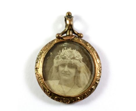 A Victorian 9ct yellow gold (stamped 9ct) double sided portrait pendant, L. 3.7cm.