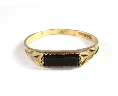 A 9ct yellow gold onyx set ring (M).