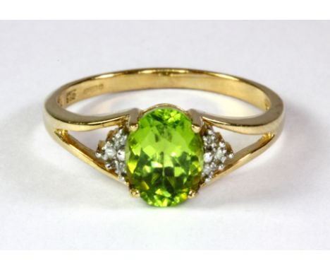 A 9ct yellow gold peridot and diamond set ring (P.5).