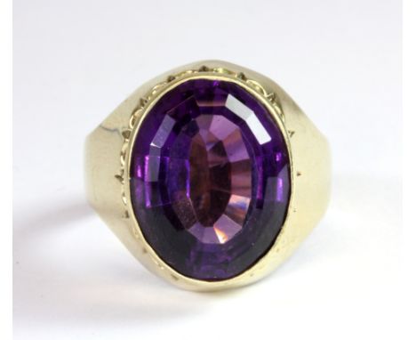 A heavy 9ct yellow gold (stamped 9ct) ring set with a large oval cut amethyst (amethyst approx. 2 x 1.5cm) (Y). Weight approx
