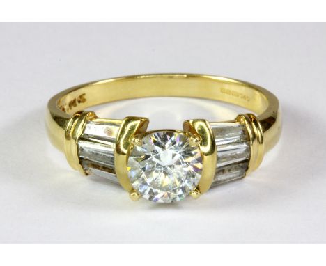 An 18ct yellow gold stone set ring (R.5).