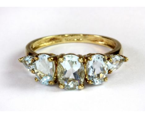 A 9ct yellow gold aquamarine set ring (M.5).