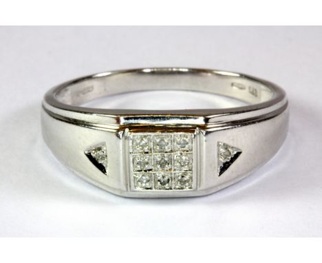 A gentleman's 9ct white gold diamond set ring (V).