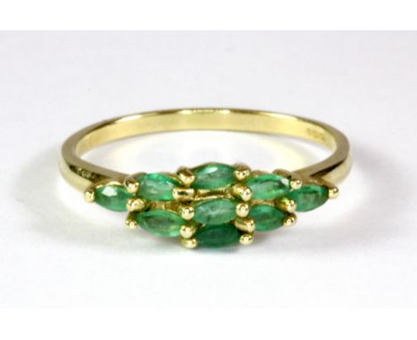 A 9ct yellow gold emerald set ring (V.5).