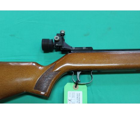 An Anschutz Mod 335 in .177 cal air rifle, S/No.77182, complete with aperture rear sight, in overall good condition, as a pos