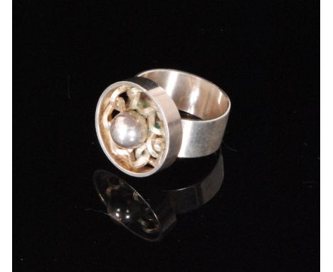 Unknown - A 1970s modernist ring formed with circular head, inset with a chain link design and centred by a ball sumount, all