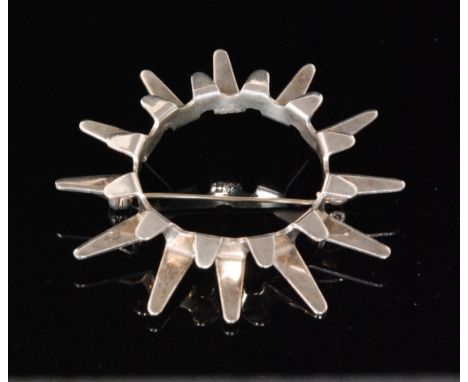 Tone Vigeland for Plus - A 1960s Norwegian Sterling silver sunburst style brooch of circular outline with alternating silver 